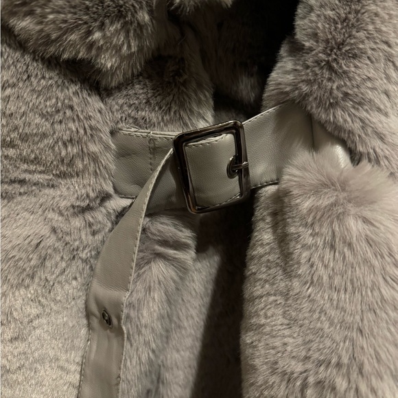 Winter 2025 women’s Belted Faux Fur Sleeveless Vest - Picture 3 of 9